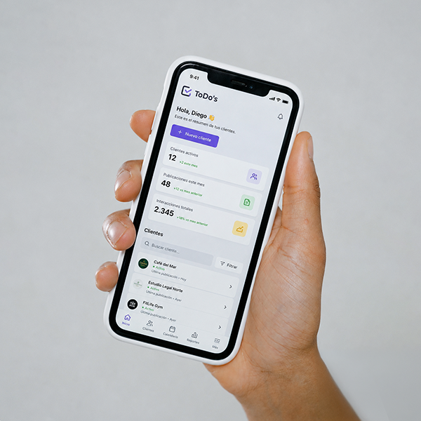Mano sosteniendo smartphone con aplicación móvil